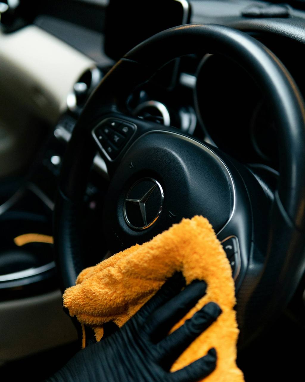 Fahrzeuginnenraum wird von Hand mit Mikrofasertuch gepflegt